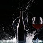 Wein mit spritzendem Wasser