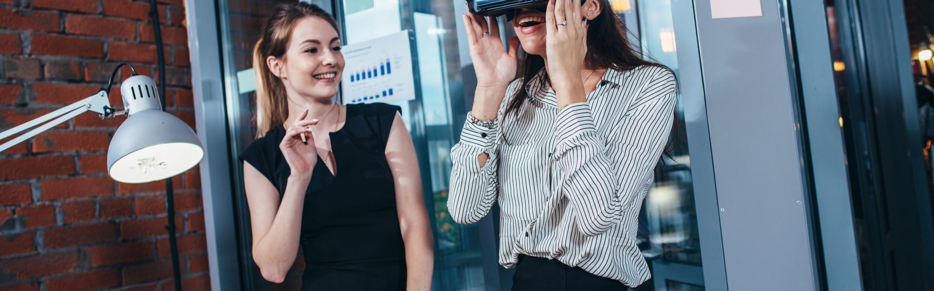 Zwei Frauen mit VR-Brille